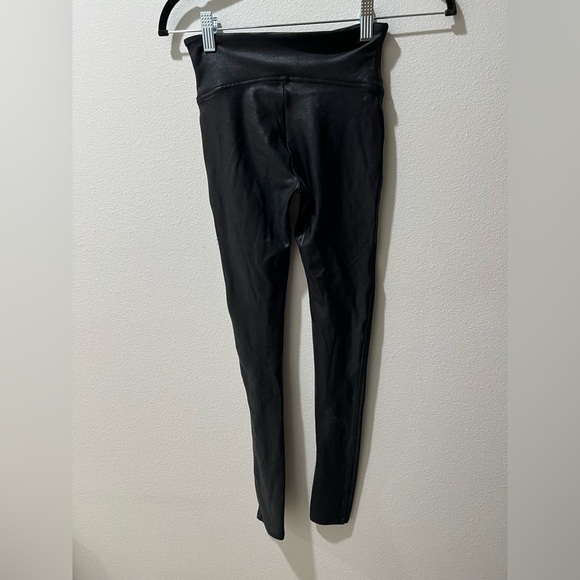 Spanx textured leggings, size XS, EUC, faux leather, form-fitting, black - Picture 3 of 6